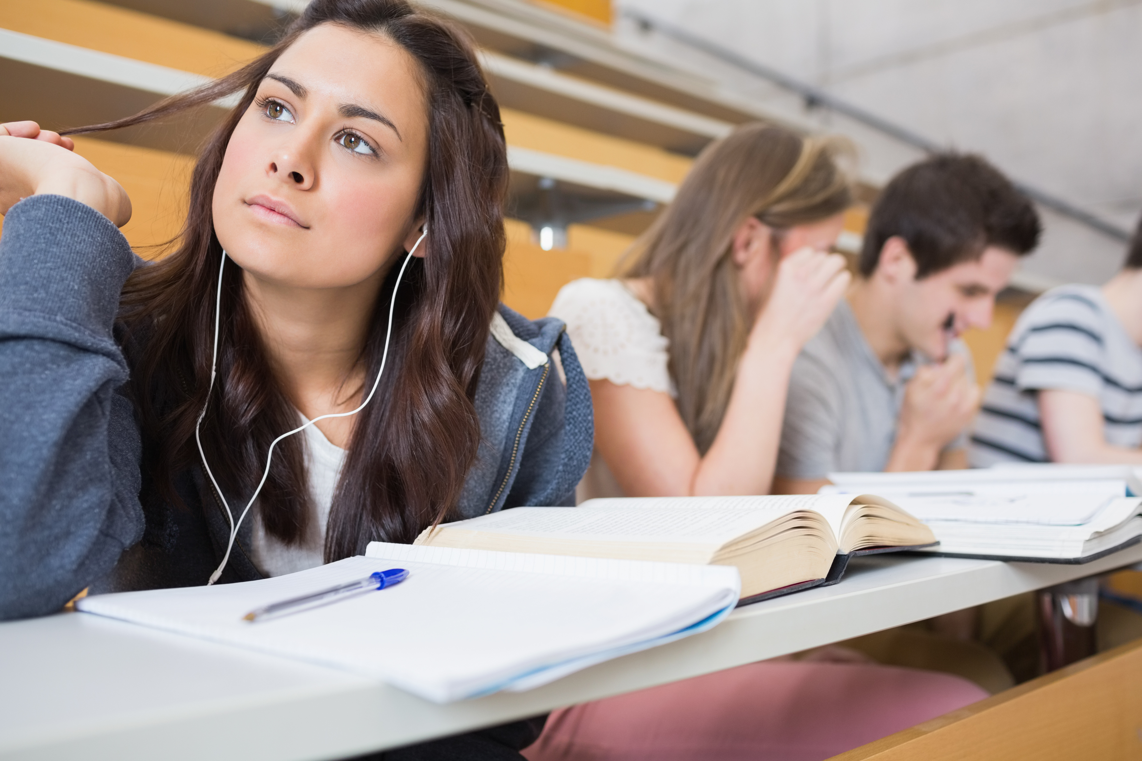 Listening for students. Студенты СЛУШАЮТ. Студенты аудирование. Студент слушает музыку. Listen to Music in class.